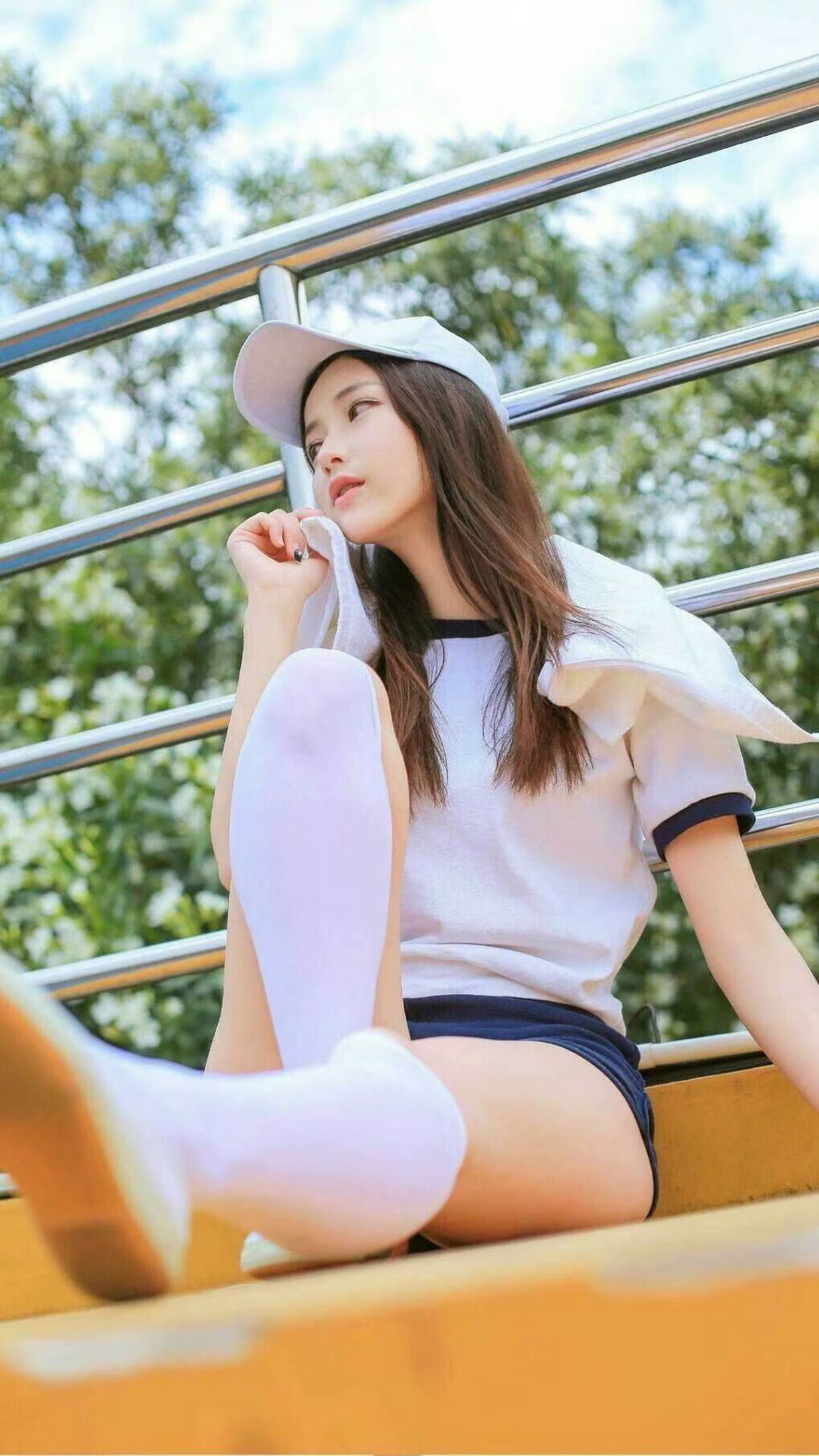 开云·体育官网APP下载-场边替补积极投入热身等待上场时刻展现专业态度与团队精神，替补随时入场