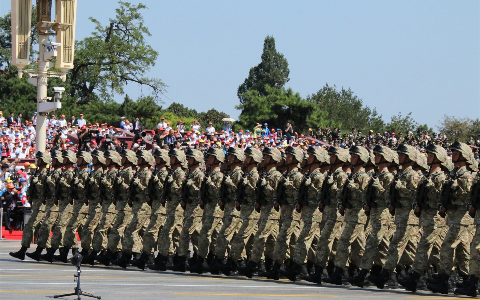 拉恩：在快速反击中，他是全黑队的“先锋”，每次带球都为球队创造奇迹